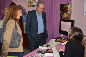 Dédicace de Catherine Boullery à monsieur Pierre Fond, maire, au Salon du livre de Sartrouville 2013