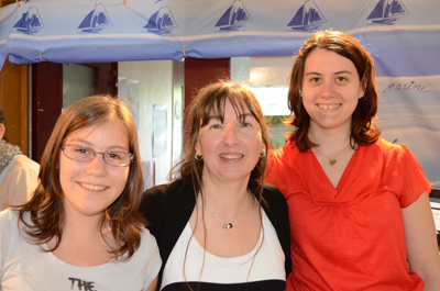 Photo entre deux charmantes élèves